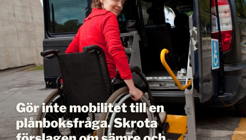 Person i rullstol tar sig in i en handikappanpassad bild med textcitat: 